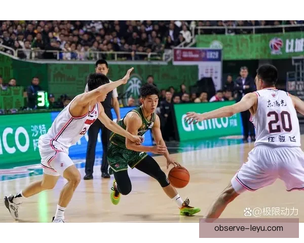 CBA新赛季激战正酣各队争夺季后赛席位引球迷关注